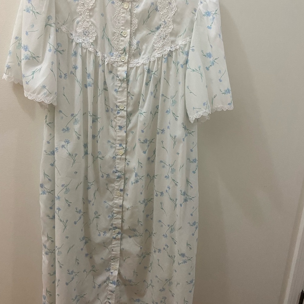 Miss Elaine Blue Floral Button-Down Robe